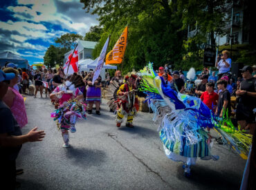 Danseurs des Premières Nations au Festival Musique du Bout du Monde de Gaspé.