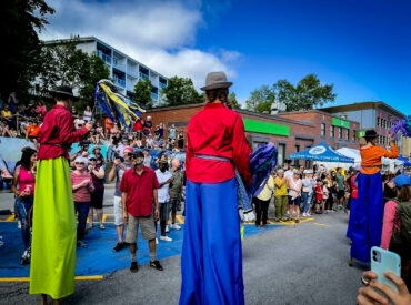 Échassiers au Festival du bout du monde à Gaspé