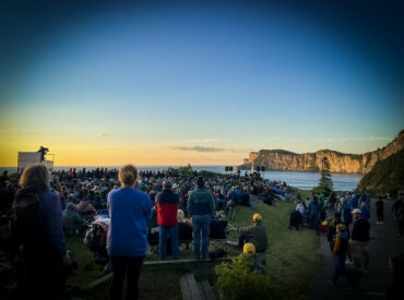 Le lever du soleil à Cap Bon-Ami, dans le parc Forillon lors d’un spectacle musical.