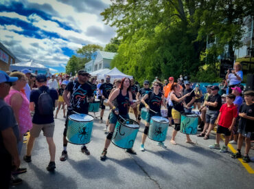 Percussionnistes lors du défilé du FDBDM de Gaspé