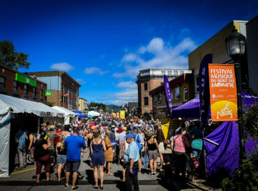 Rue de la Reine en mode piétonnière lors du Festival du bout du monde de Gaspé