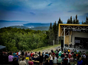 Spectacle au sommet du Mont-Béchervaise