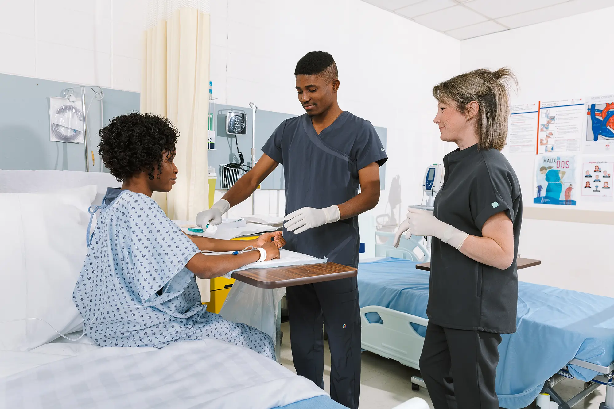 Étudiante en soins d'assistance au CFCDG de Gaspé apprenant les techniques de soutien aux personnes en établissement de santé.